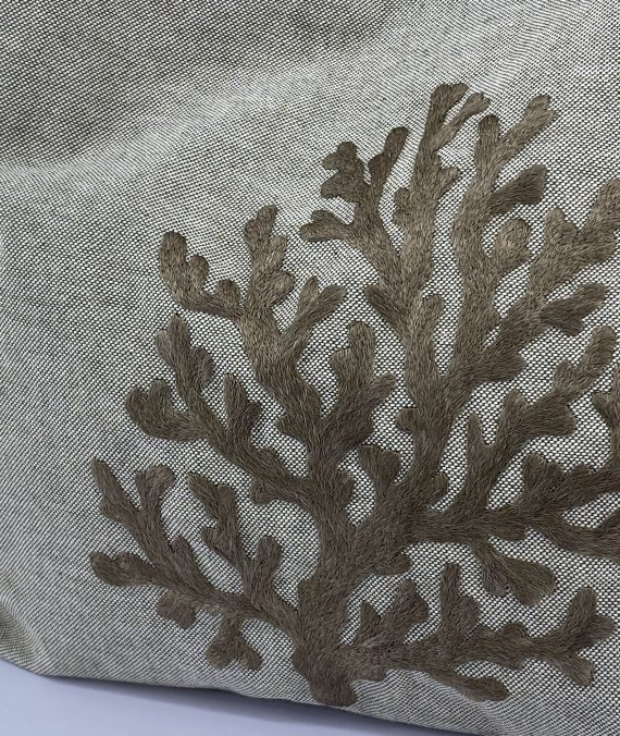 Fava do mar. Mala shopper em algodão bordada à mão com fio de seda natural, inspirada no bordado de Castelo Branco.